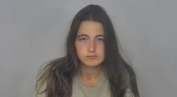 Una madre de Dakota del Norte fue acusada de apuñalar hasta la muerte a 2 de sus hijos en un caso que la policía describió como “horrible”