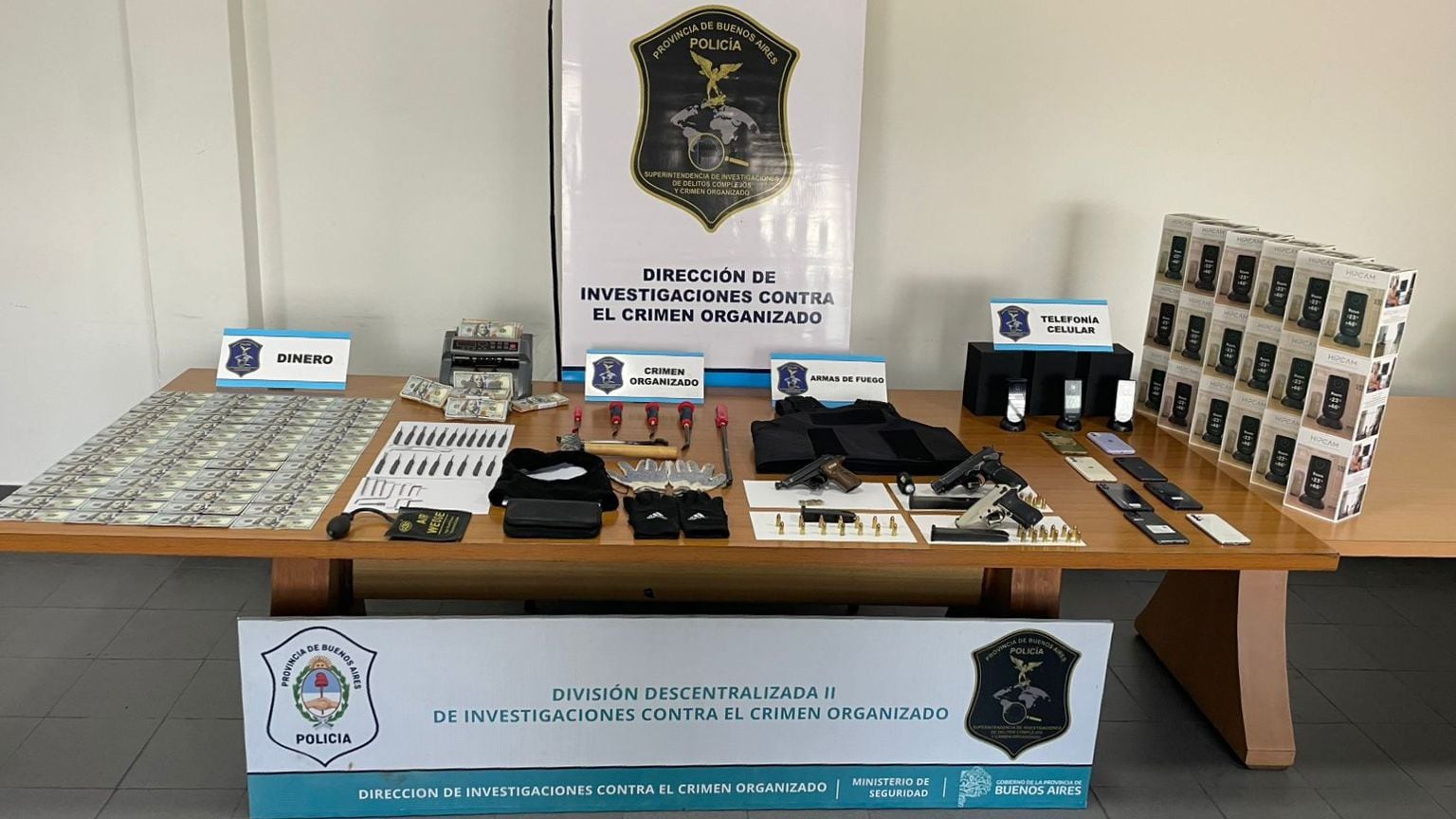 Armas, dinero y municiones, entre otras cosas secuestradas por la policía