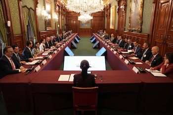 Reunión de Claudia Sheinbaum con Ronald Johnson: relación comercial y soberanía destacan entre los temas abordados. (Foto: Presidencia)