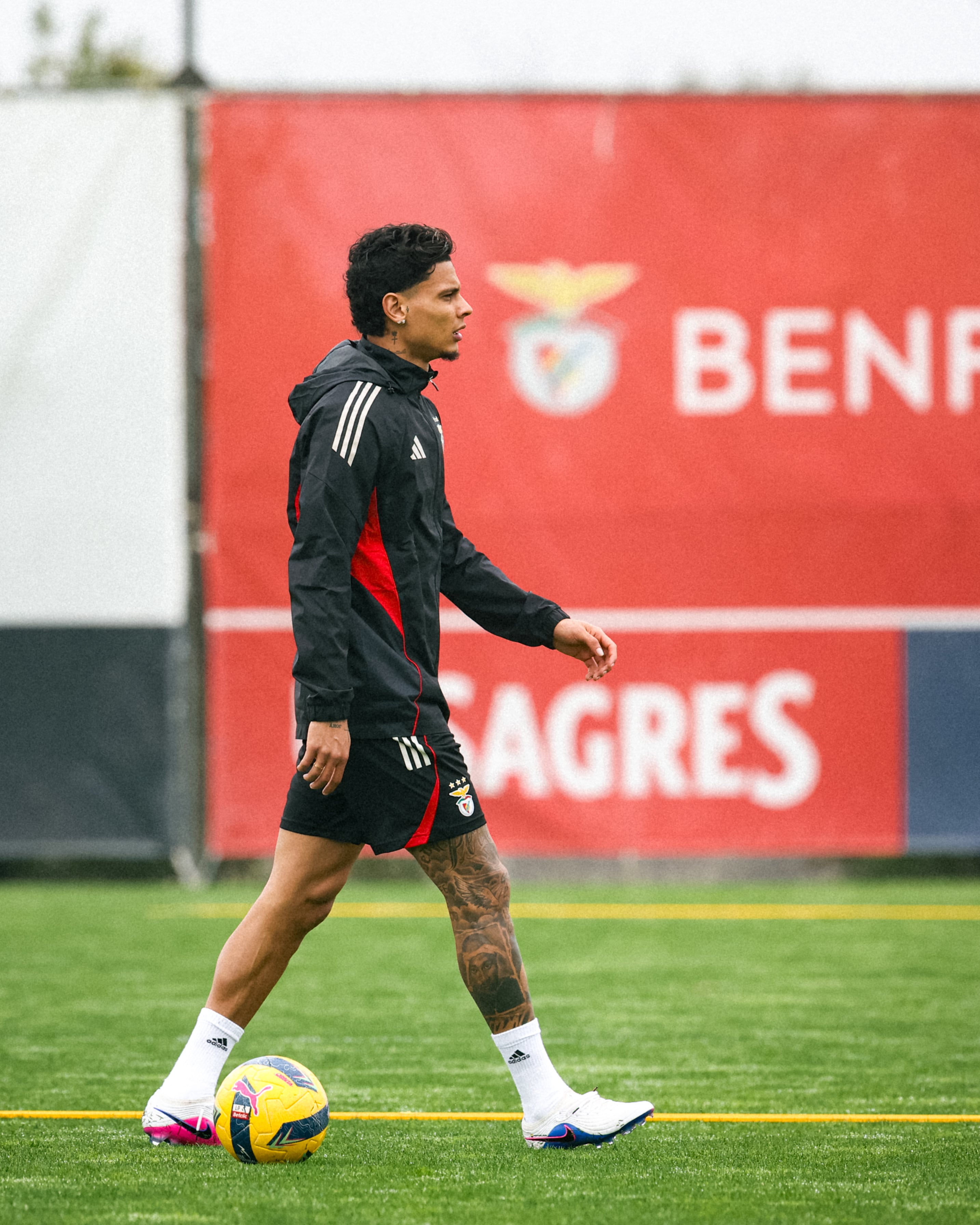 Richard Ríos realiza sus primeros ejercicios con balón en el césped del Benfica Campus tras recuperarse de su lesión en el hombro - crédito Benfica