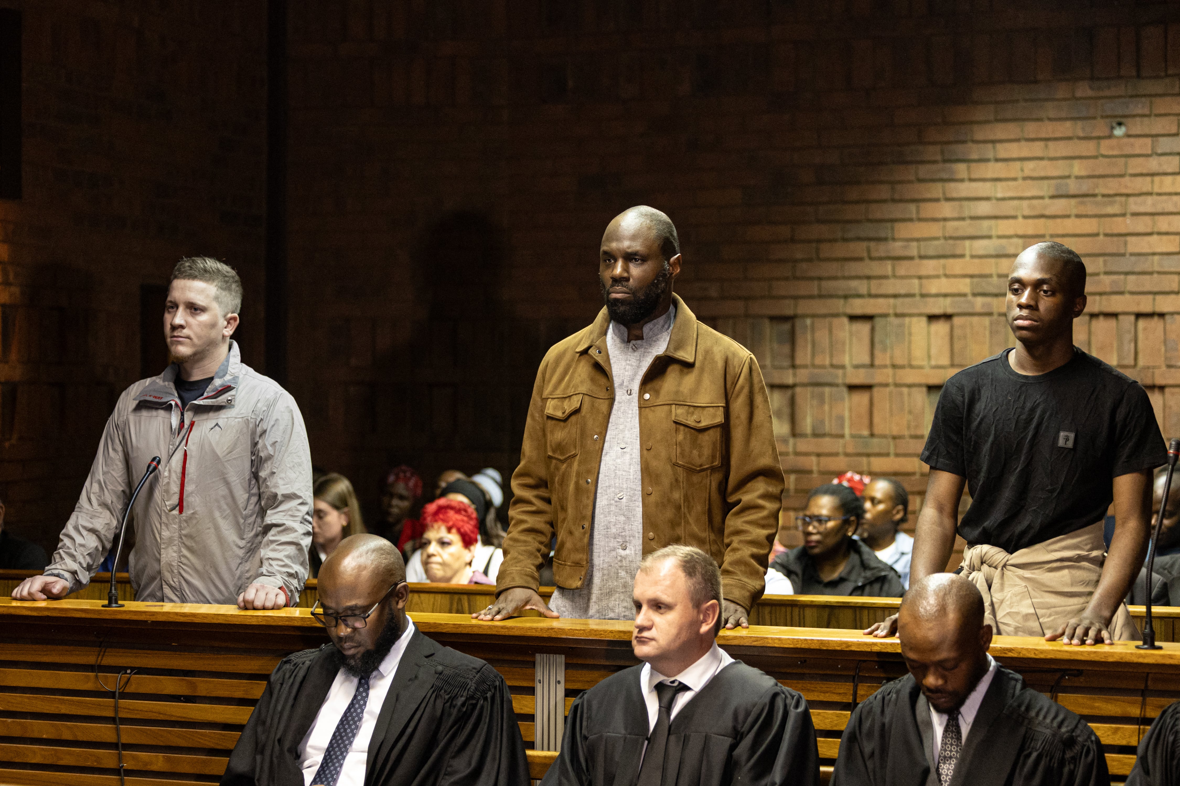 El referente anticolonialista compareció ante la justicia sudafricana junto con su hijo y el activista de derecha (AFP)