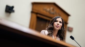 Trump despide a Kristi Noem,