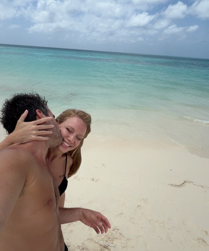 La pareja compartió en redes sociales imágenes que muestran momentos de complicidad y desconexión en el Caribe