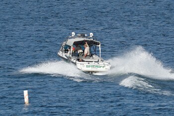 Un bote de búsqueda en