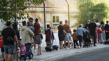 La Asociación Española de Consumidores pide a los padres un uso "responsable" de los grupos de whatsapp del 'cole'