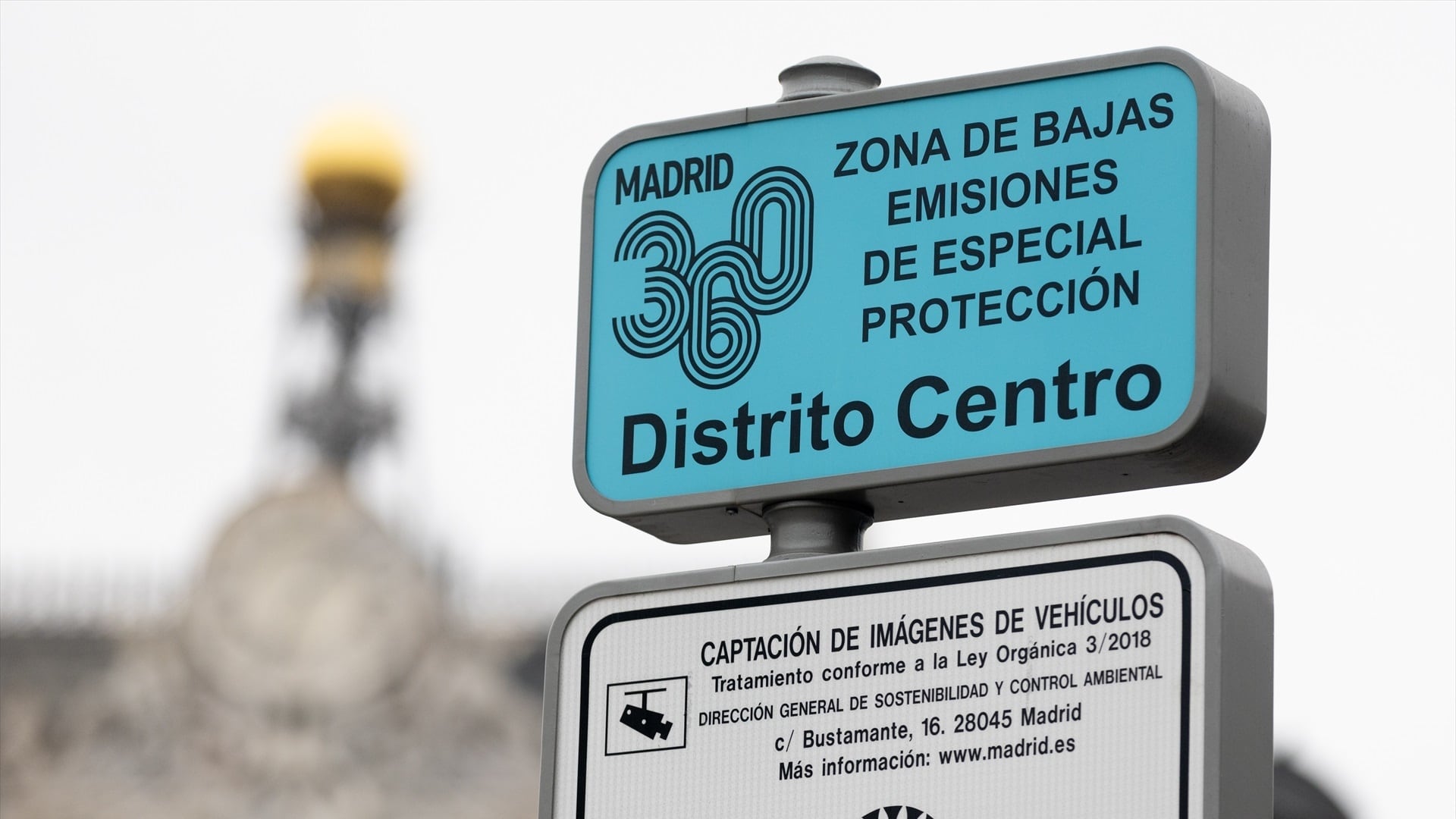 Una señalización de Zona de Bajas Emisiones de especial protección en el Distrito Centro (Eduardo Parra/Europa Press)