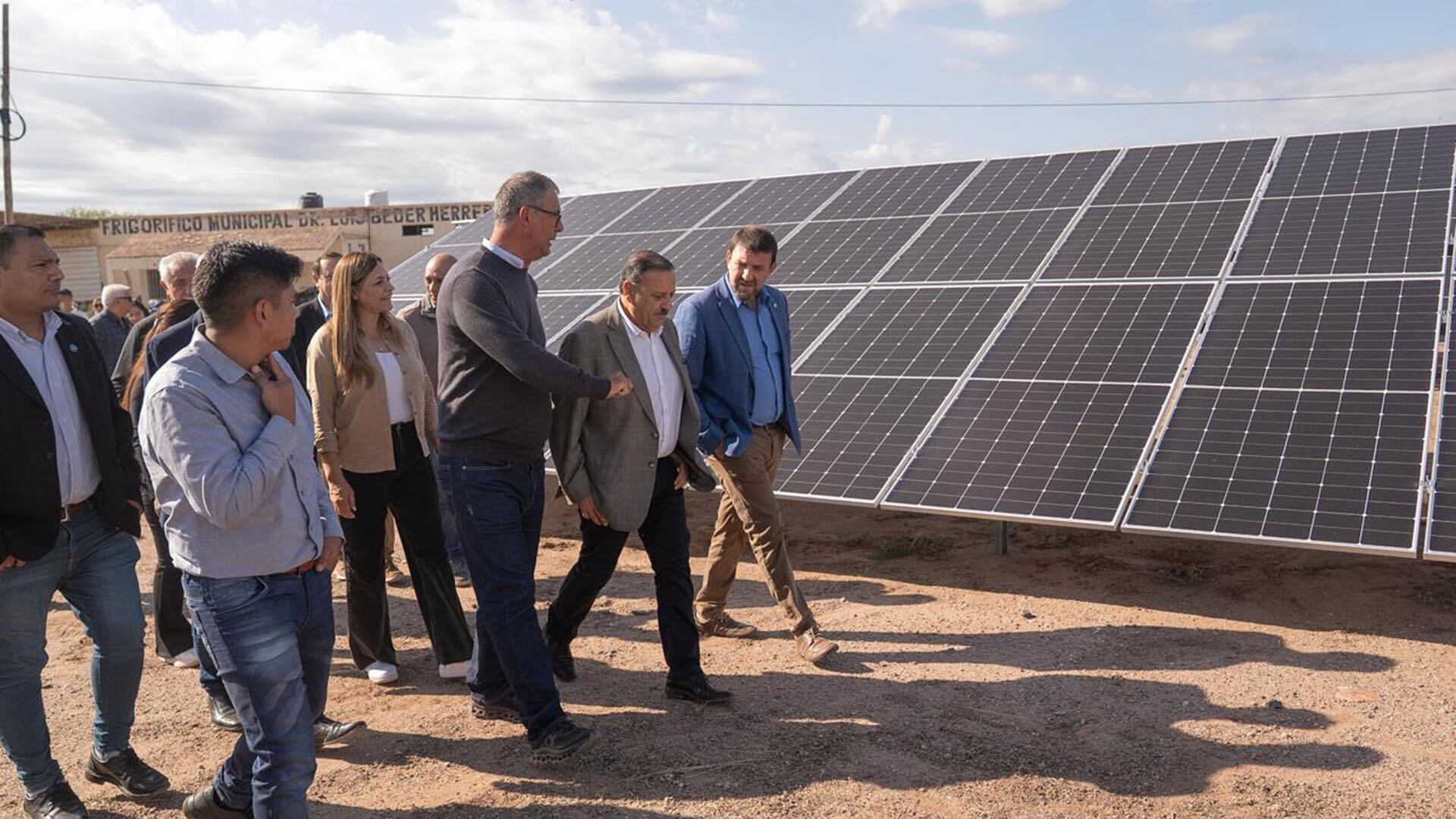 El gobernador durante el recorrido del parque solar en General Ocampo