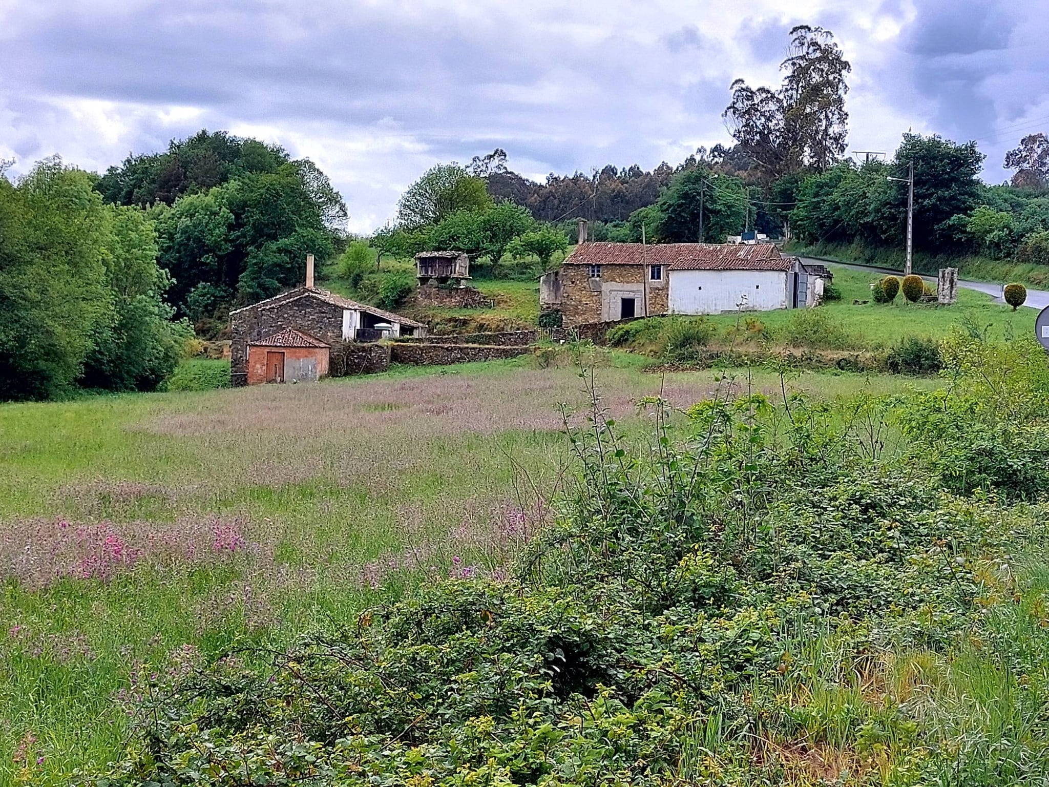En la mayor parte del recorrido, solo hay pequeñas aldeas, casas de piedra, granjas y bosque