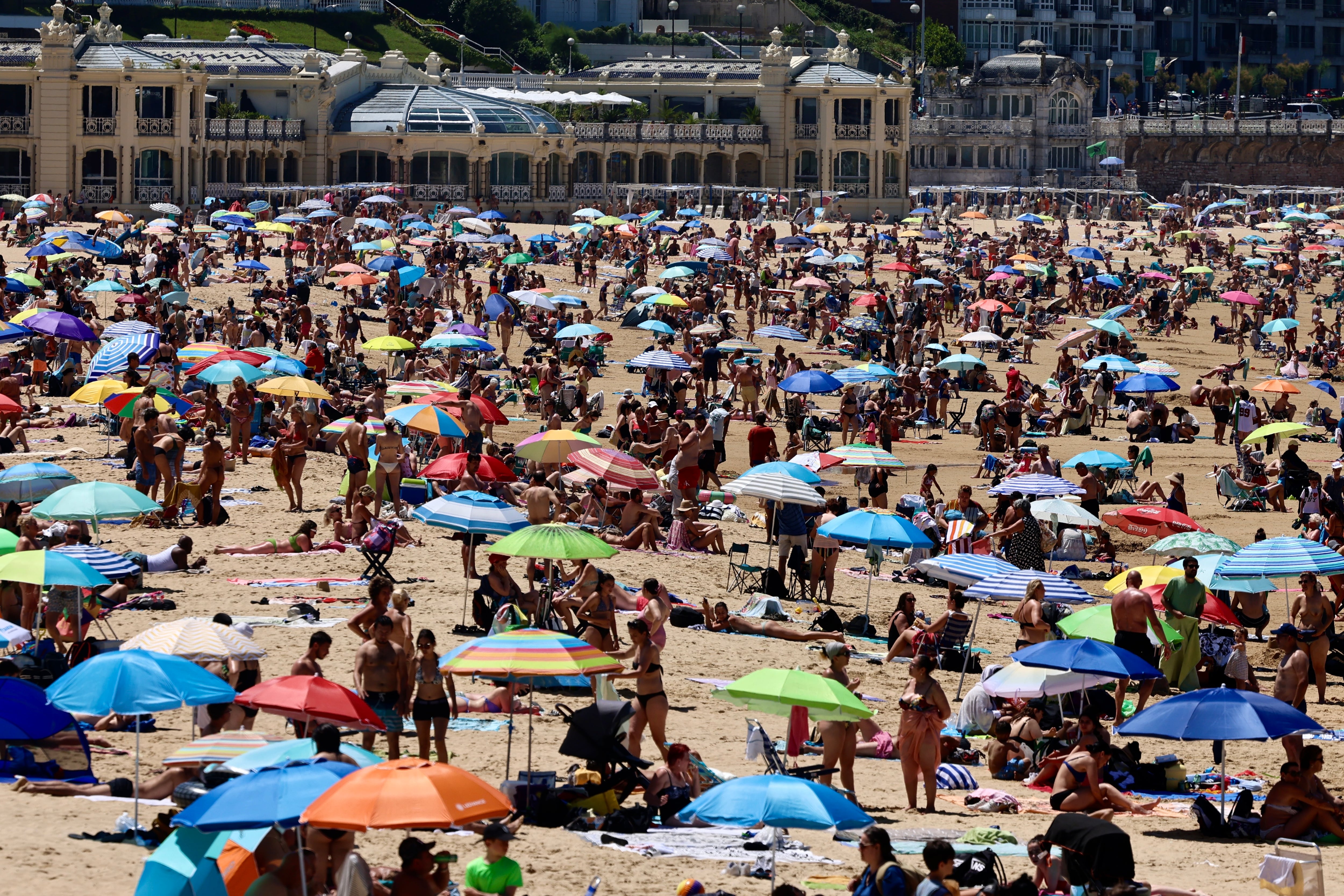 Numerosas personas en la playa de La Concha, en San Sebastián, el domingo, 29 de junio de 2025, durante la primera ola de calor del verano. (EFE/Javi Colmenero)