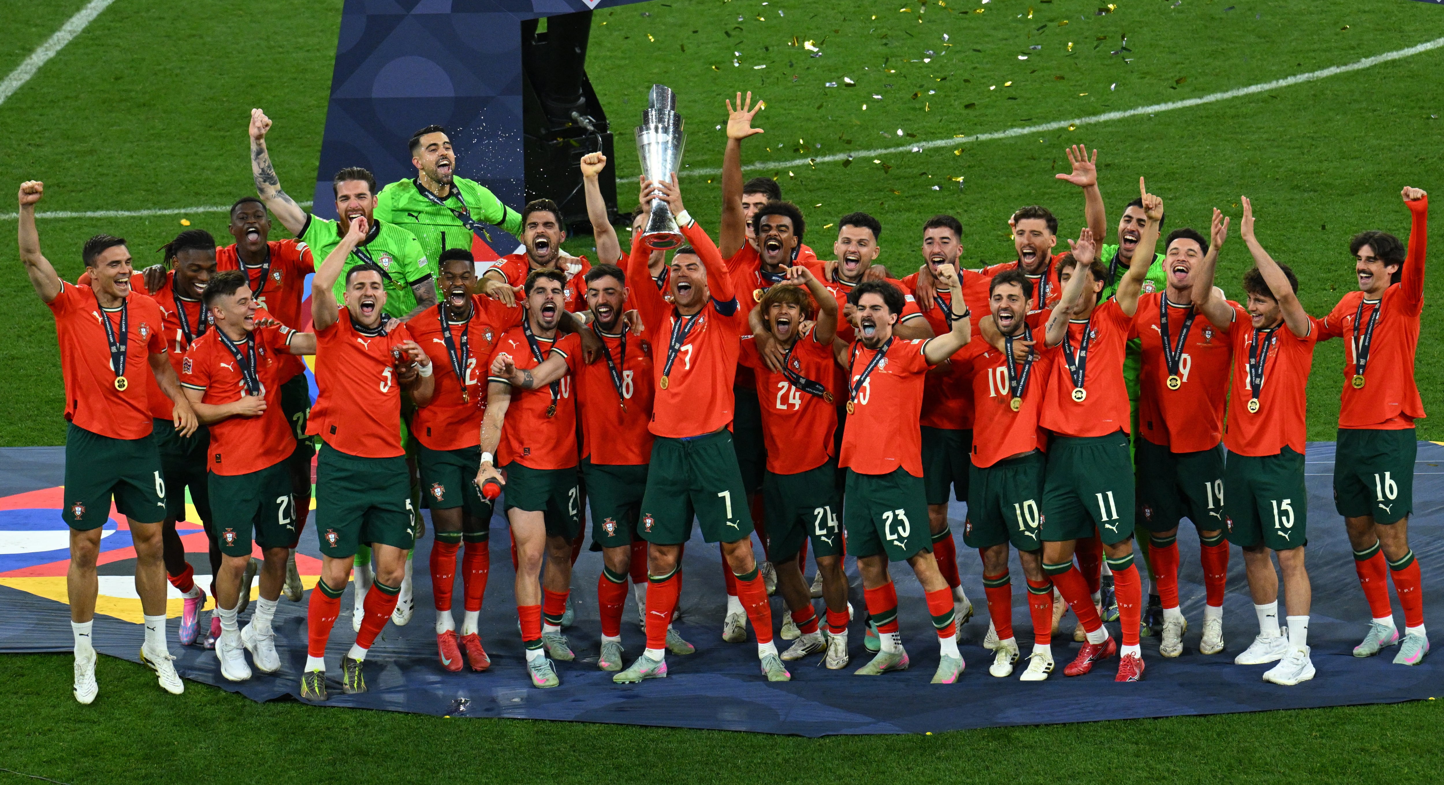 Cristiano Ronaldo levantando el título de la UEFA Nations League (REUTERS/Annegret Hilse)