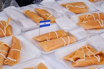 Los tamales de elote bañados en crema son el platillo típico salvadoreño favorito de muchos (Foto cortesía Alcaldía de San Salvador Centro)