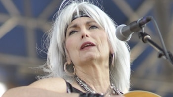 De tocar seis noches por semana en Maryland a grabar con Dolly Parton: la metamorfosis de Emmylou Harris