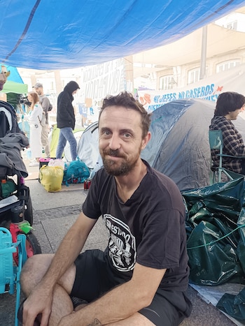 Guillermo este martes en la acampada por la vivienda en la Puerta de Sol de Madrid. (María G. Arenales/Infobae)