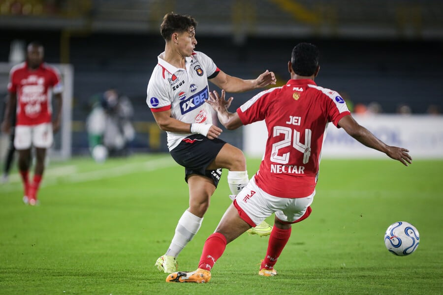 Jeison Angulo marcando a un jugador del Caracas FC: a Luis Maestre-crédito Cristian Bayona/Colprensa
