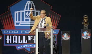 Además de ser QB de los Malosos, los llevó a ganar dos anillos de Super Bowl, convirtiéndose en un referente para todos los latinos. (Charles LeClaire-USA TODAY Sports)