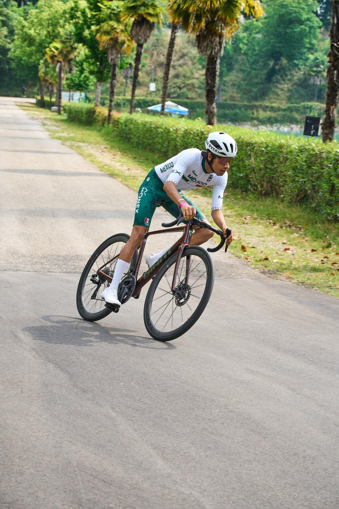 El joven ciclista de Aguascalientes destacó la evolución del ciclismo en México y su objetivo de ganar experiencia en su primer año como sub-23, buscando competir en carreras de alto nivel. (X: @ar_procycling)