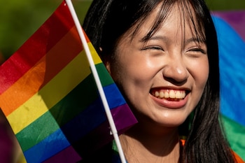 Una mujer sostiene una bandera