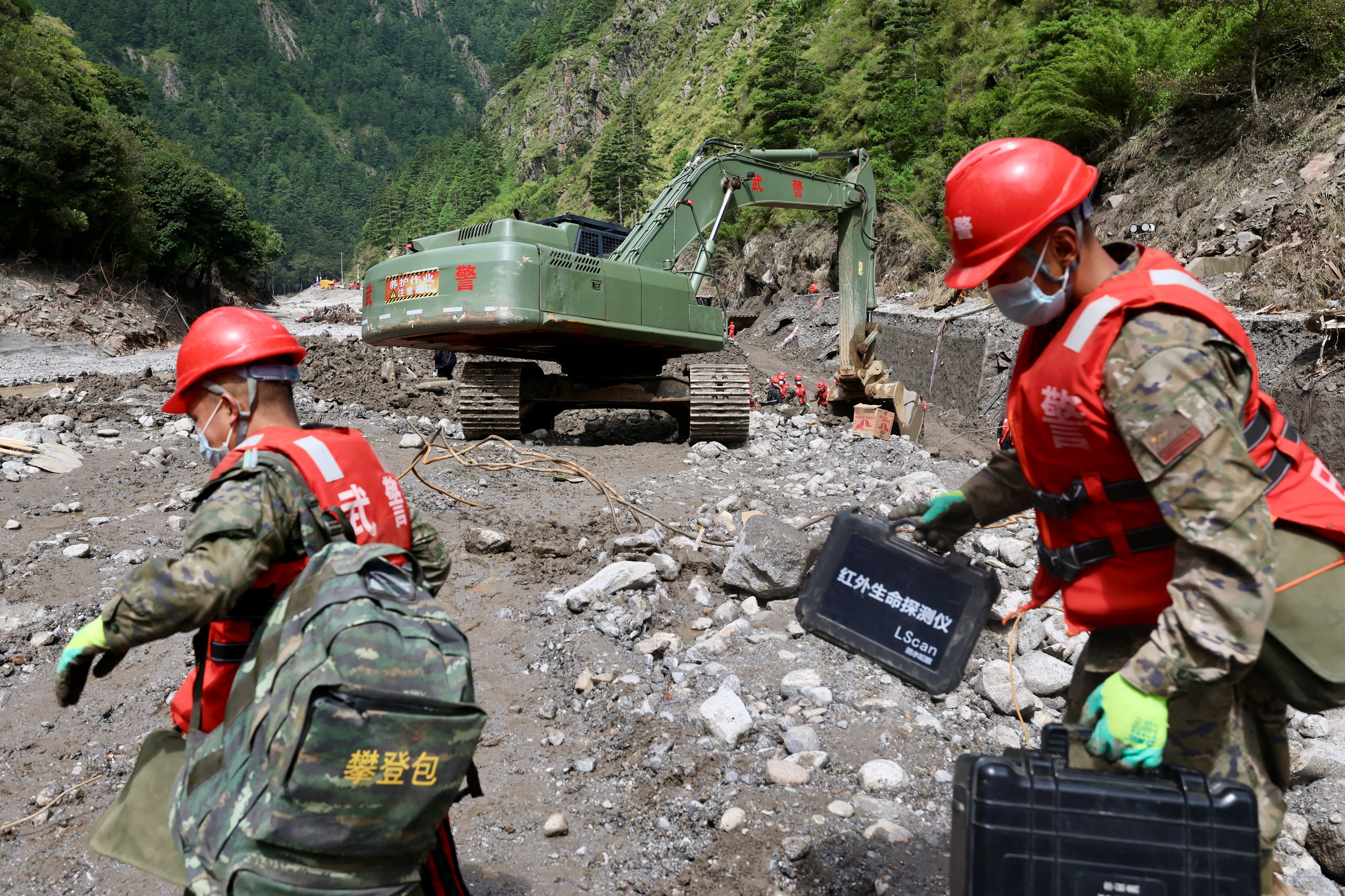Agentes de la Policía de China trabajan en labores de rescate cerca del puerto de Gyirong, en la región del Tíbet. (Reuters)