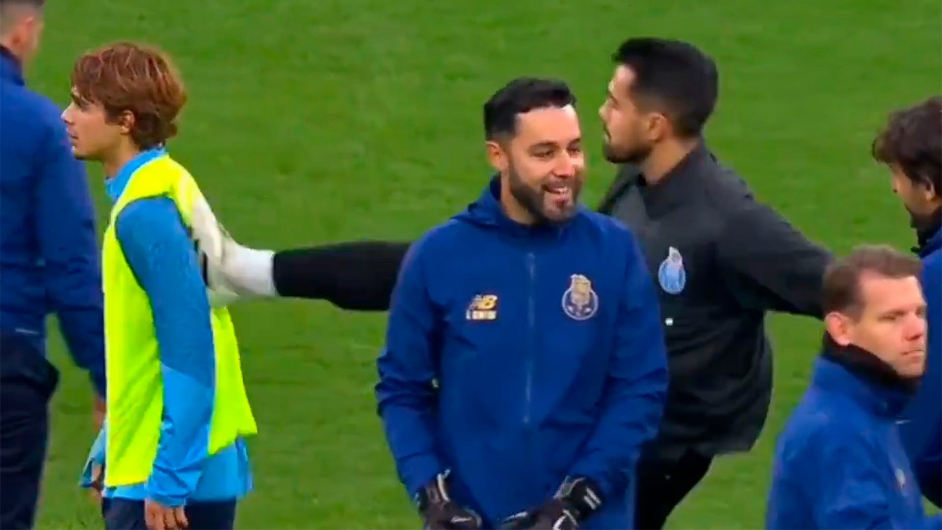 La patada de Diogo Costa a Rodrigo Mora que generó debate