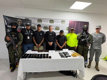 Alias ‘Boni’, cabecilla de la Segunda Marquetalia, fue trasladado a Bogotá en un avión del Ejército Nacional tras su captura en Meta - crédito Gaula Militares
