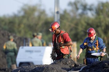 A mediados de esta semana podrían empezar a descender los rescatistas para salvar a los mineros atrapados en Sabinas, Coahuila (Foto: REUTERS/Luis Cortes)