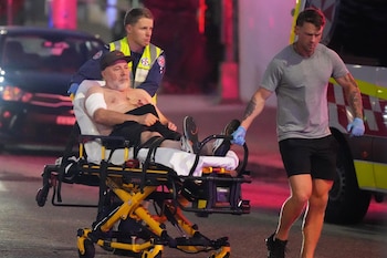 Los equipos de emergencia transportan