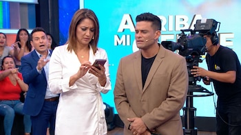 Karla Tarazona revisó en vivo el celular de Christian Domínguez y una pregunta dejó el set en silencio: “¿tienes más celulares?”