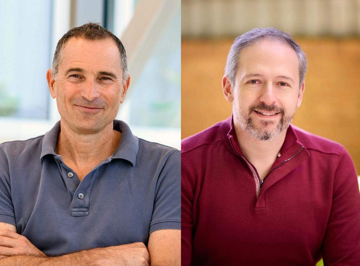 Jonathan Kipnis e Ido Amit, reconocidos científicos del Instituto Weizmann de Ciencia, sonríen en este retrato que los muestra juntos en un montaje. (Instituto Weizmann de Ciencias)