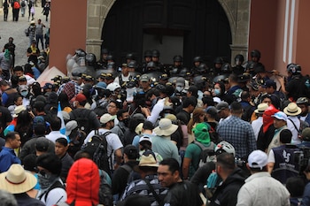 La Policía Nacional Civil desplegó agentes en las inmediaciones del hotel y la asamblea universitaria para proteger a estudiantes y la comunidad universitaria durante las protestas. (Cortesía: Diario Centro América)