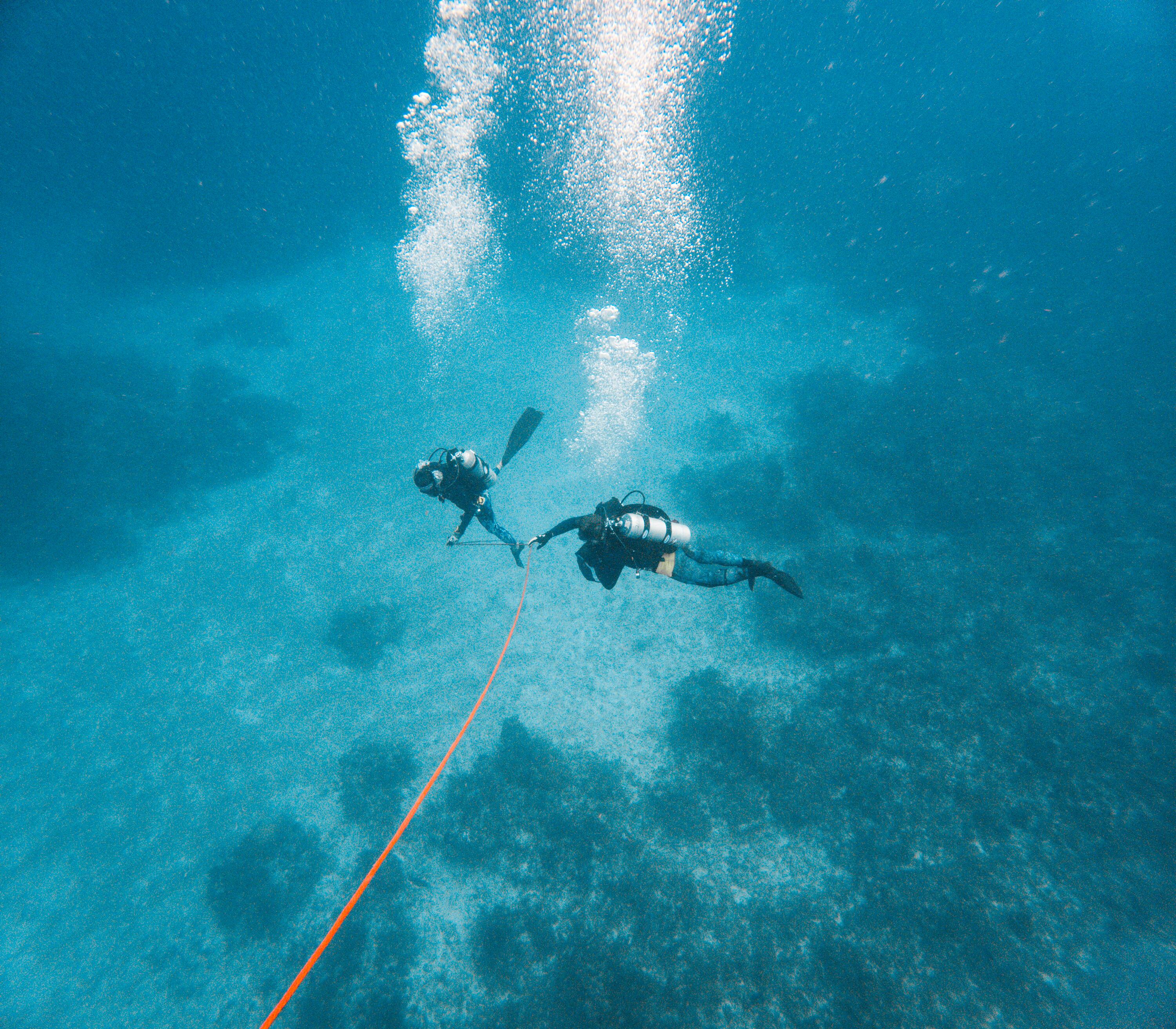 Chomiak, a la izquierda, y Zach Barton, técnico e ingeniero, regresan de bucear en el fondo marino para colocar un instrumento de recopilación de datos (Sarah L. Voisin/The Washington Post)