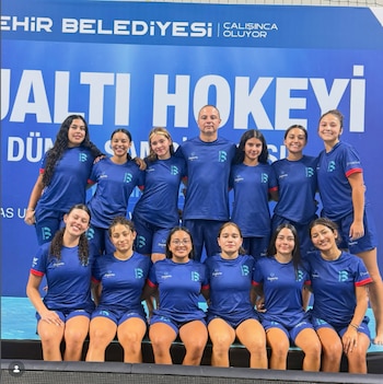12 deportistas y el entrenador conformaban la delegación de la selección Colombia sub-19 en el Mundial de hockey subacuático - crédito seleccion_col_uwh19fem/Instagram