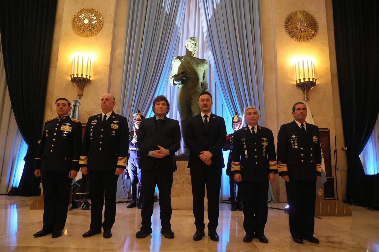 El presidente Javier Milei encabeza la ceremonia de Entrega de Sables en el Edificio Libertador