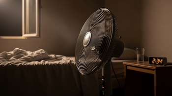 Una experta explica la mejor postura para dormir y mantenerse fresco en las noches de verano: “Aumenta la circulación de aire alrededor del cuerpo”