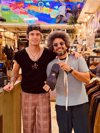 Franco Mastantuono sorprendió con su look en una visita a una tienda en Italia