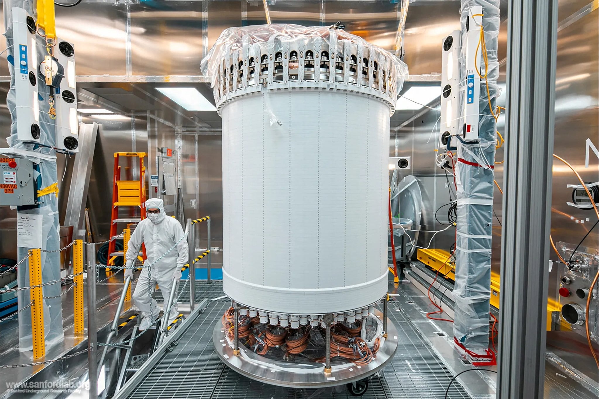 El experimento LUX-ZEPLIN (LZ) registró un evento inusual en su búsqueda de materia oscura con un detector de xenón líquido en Dakota del Sur. (Matthew Kapust/Sanford Underground Research Facility/Handout via REUTERS)