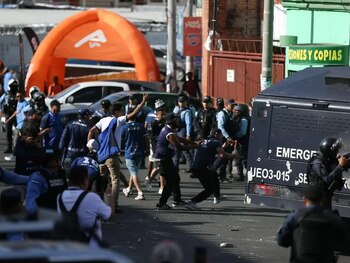 Autoridades analizan actualizar reglamentos y convocar a policías, clubes y barras para reformar el sistema de seguridad en eventos deportivos. (Foto: Cortesía)