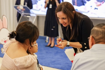 La activación de dispositivos auditivos,