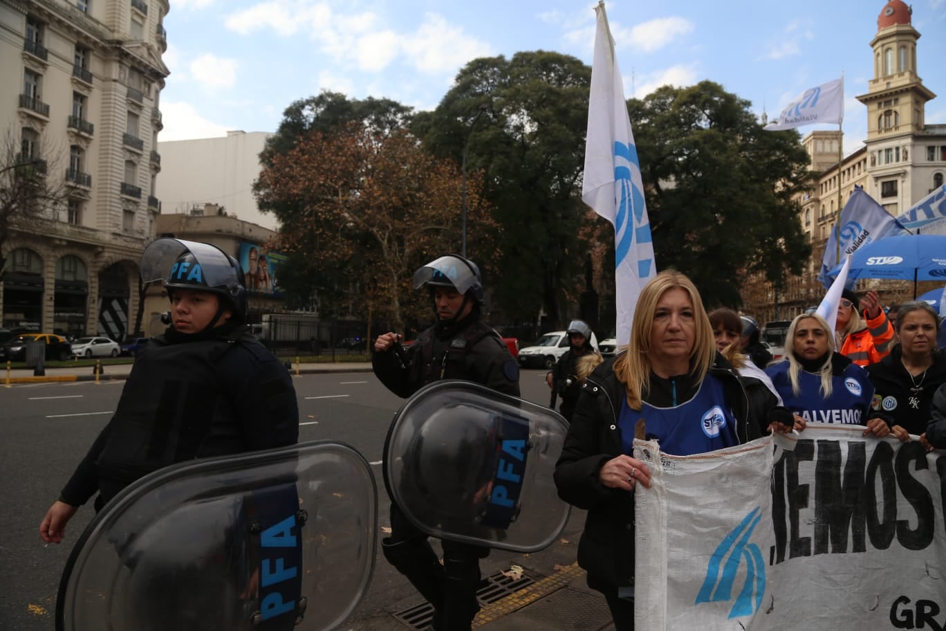 Manifestantes exigen la aprobación de la Ley de Emergencia en Discapacidad y rechazan el cierre de la Dirección Nacional de Vialidad (RS Fotos)
