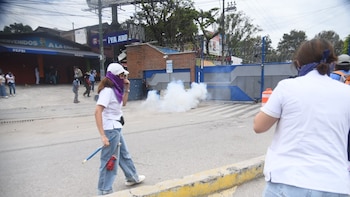 Guatemala: Gases lacrimógenos contra diputados, armas y acusaciones de fraude en la elección del rector de la Universidad San Carlos