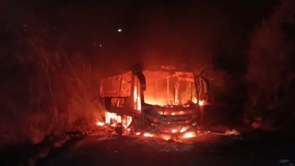 Incineran bus de servicio público en vía de La Plata a La Argentina, Huila - crédito Captura video