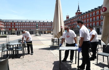 Los empleados de un restaurante miden la distancia entra las mesas de una terraza para cumplir con las normas de distanciamiento social durante el brote de la enfermedad del nuevo coronavirus (COVID-19) (REUTERS/Sergio Pérez)