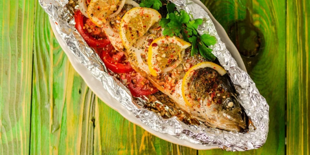 Estos son los alimentos que no debes cocinar en papel aluminio para proteger tu salud - Infobae