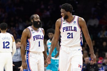 James Harden y Joel Embiid,