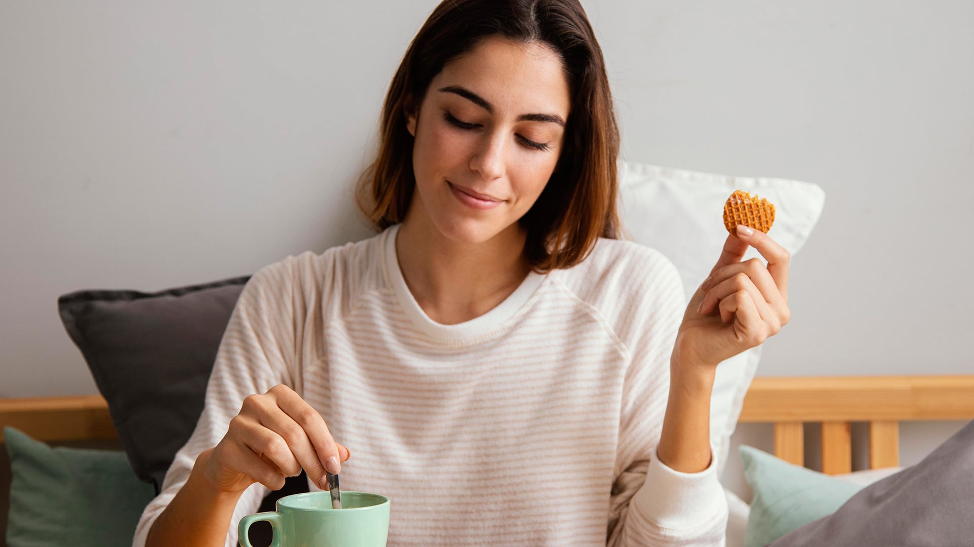 Los errores más frecuentes en el desayuno incluyen el consumo excesivo de harinas blancas y la ausencia de proteínas (Freepik)