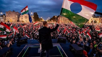 Magyar reivindica la normalización de las relaciones con la UE en el aniversario de la Revolución del 56