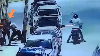 Un funcionario del Ministerio Público fue atacado por dos hombres armados cuando caminaba con sus hijos por una transitada vía peatonal| Willax Noticias