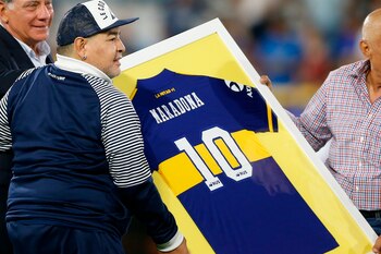 Diego Armando Maradona (i), recibía