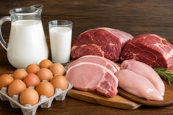 El análisis del CDC, con datos de la UNEC y del Banco Central de Reserva, indicó que la leche aumentó 11%, las carnes cerca de 7% y los huevos 5%./ (Ilustración Infobae)