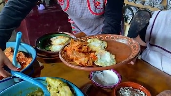 Doña Angelita compartió su receta de chilaquiles divorciados, un tradicional desayuno mexicano preparado con salsa roja, salsa verde, huevo estrellado, queso y crema