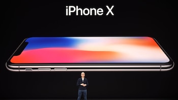 iPhone X incluye una pantalla OLED Super Retina de 5.8 pulgadas.